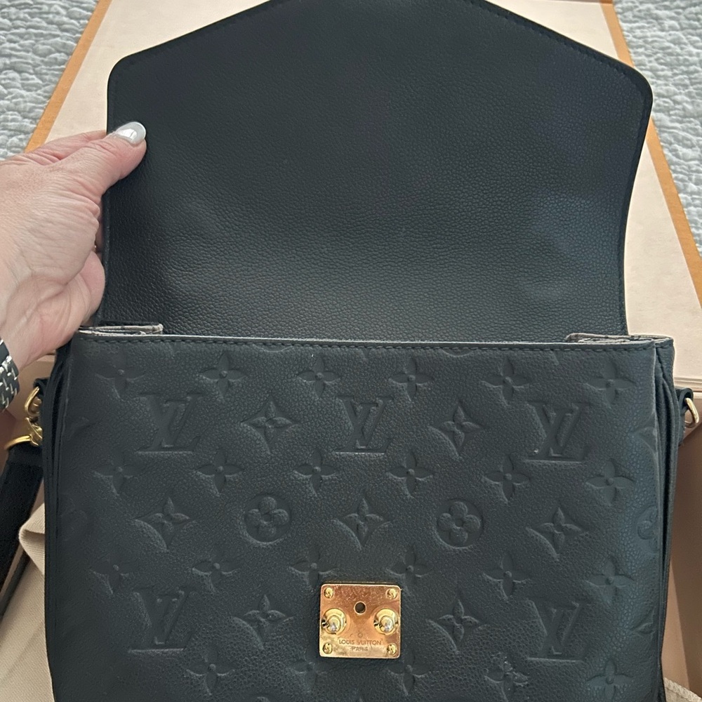 Louis Vuitton Pochette Metis Black Leather - Picture 4 of 11